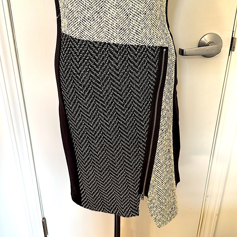 NWOT!! Desigual Dress with Zipper Detail! - Picture 3 of 9